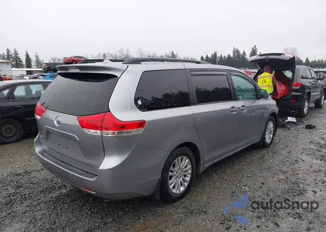 2011 Toyota Sienna Xle V6 z USA, uszkodzony, nr VIN 5TDYK3DC9BS031699